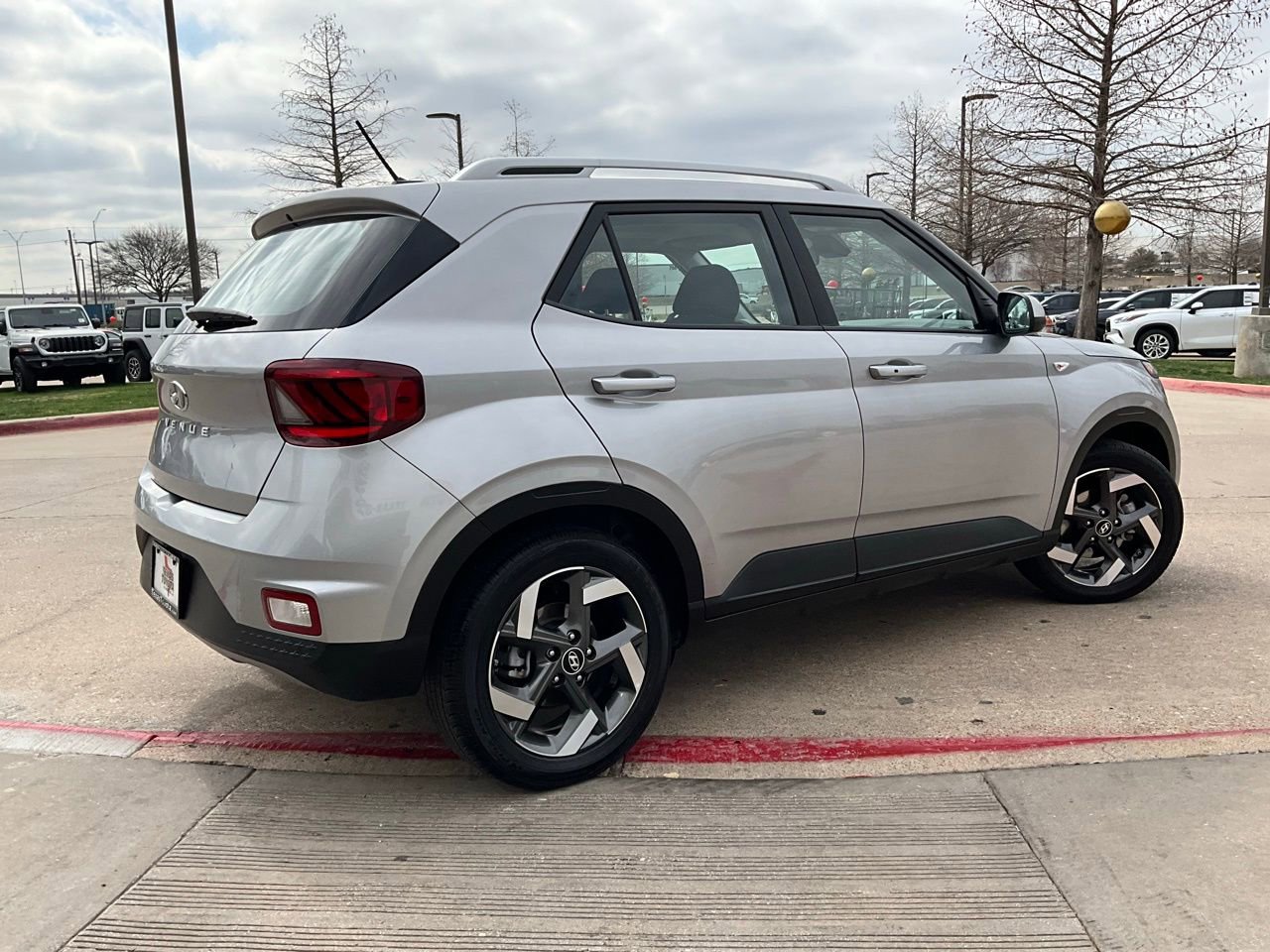 Used 2025 Hyundai Venue SEL image 6