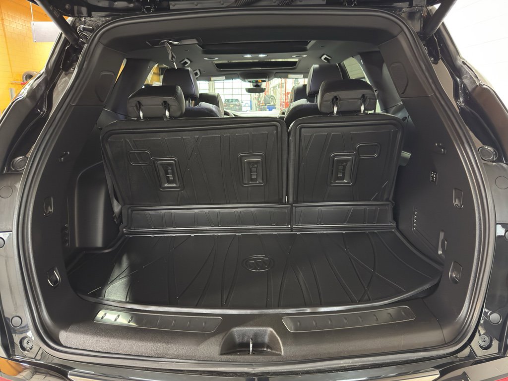 Used 2024 Buick Enclave Avenir w/ Avenir Technology Package image 24