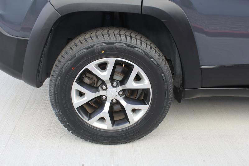 Used 2017 Jeep Cherokee Trailhawk AWD/4WD image 37