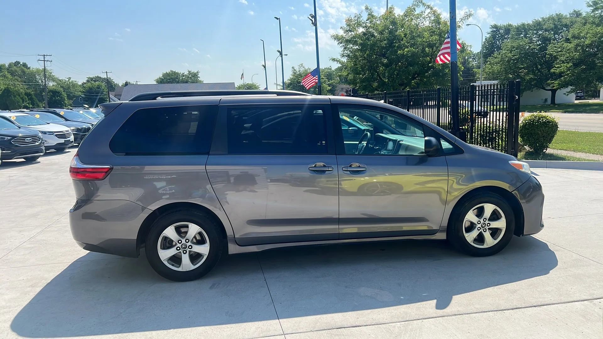 Used 2018 Toyota Sienna LE w/ Carpet Mat Package image 4