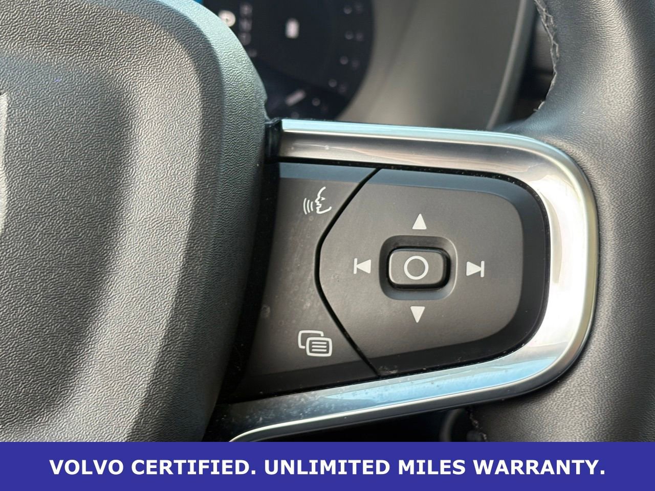 Certified 2025 Volvo XC40 B5 Plus AWD/4WD image 19