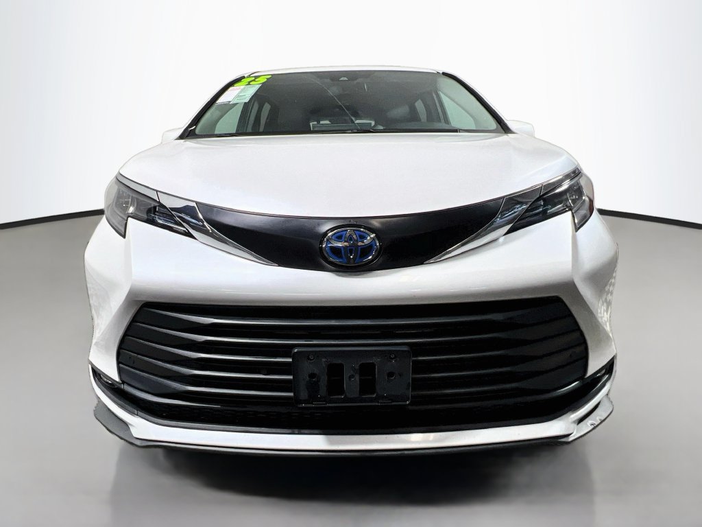Used 2025 Toyota Sienna XLE FWD image 8