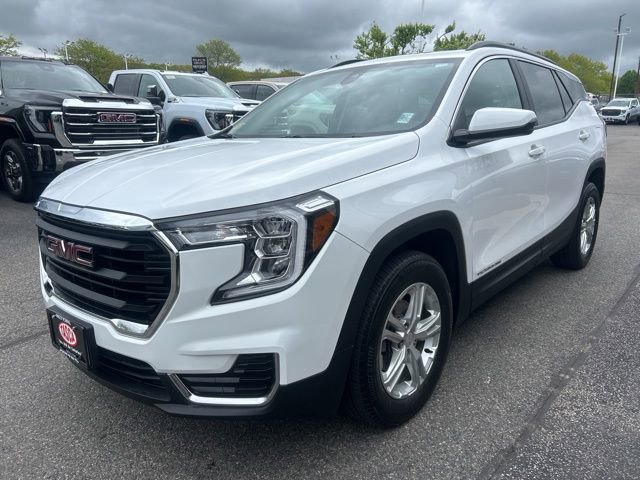 Used 2023 GMC Terrain SLE w/ Driver Convenience Package AWD/4WD image 4