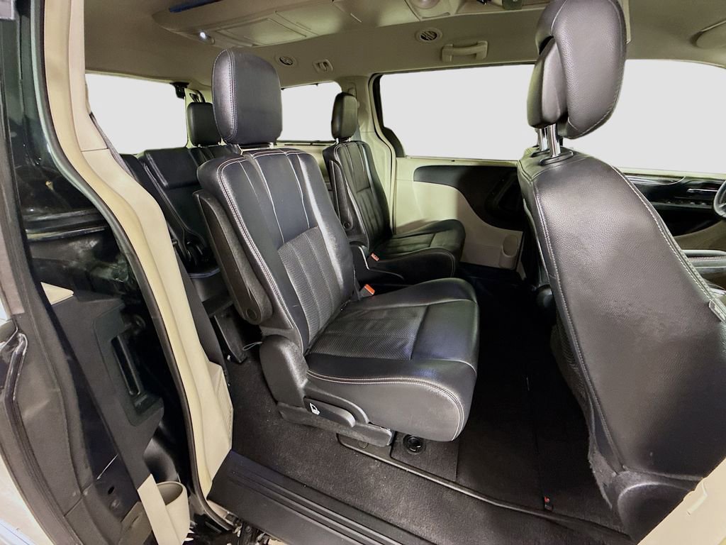 Used 2014 Chrysler Town & Country Touring-L w/ Driver Convenience Group FWD image 19