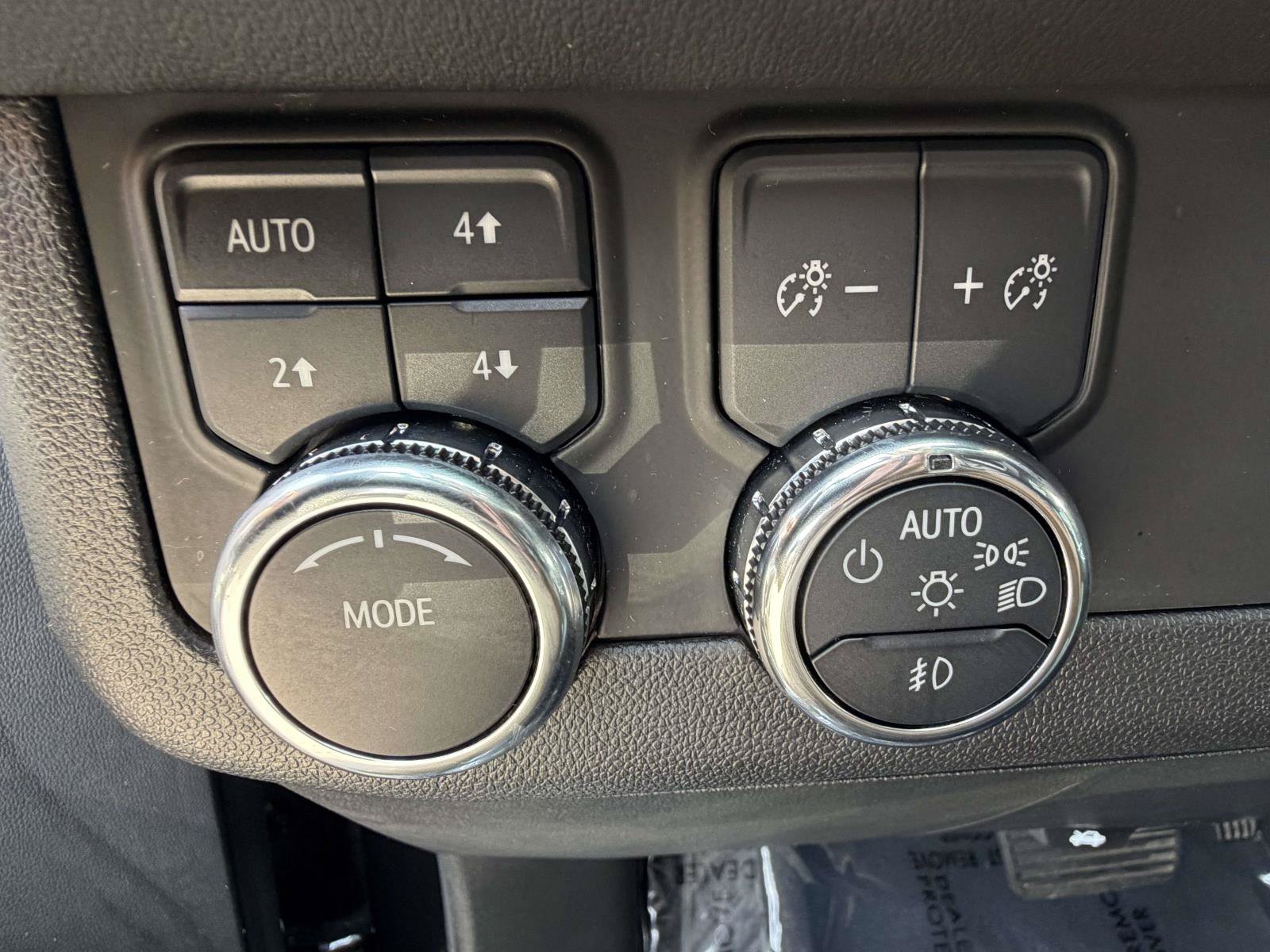 Used 2025 GMC Yukon XL AT4 w/ AT4 Premium Package AWD/4WD image 24