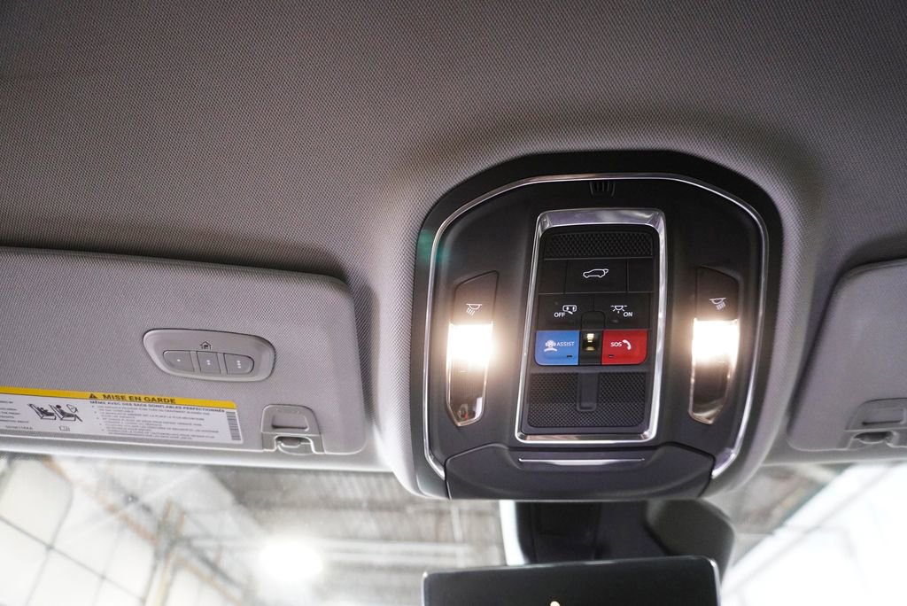 Used 2023 Jeep Grand Cherokee Limited w/ Luxury Tech Group II image 32