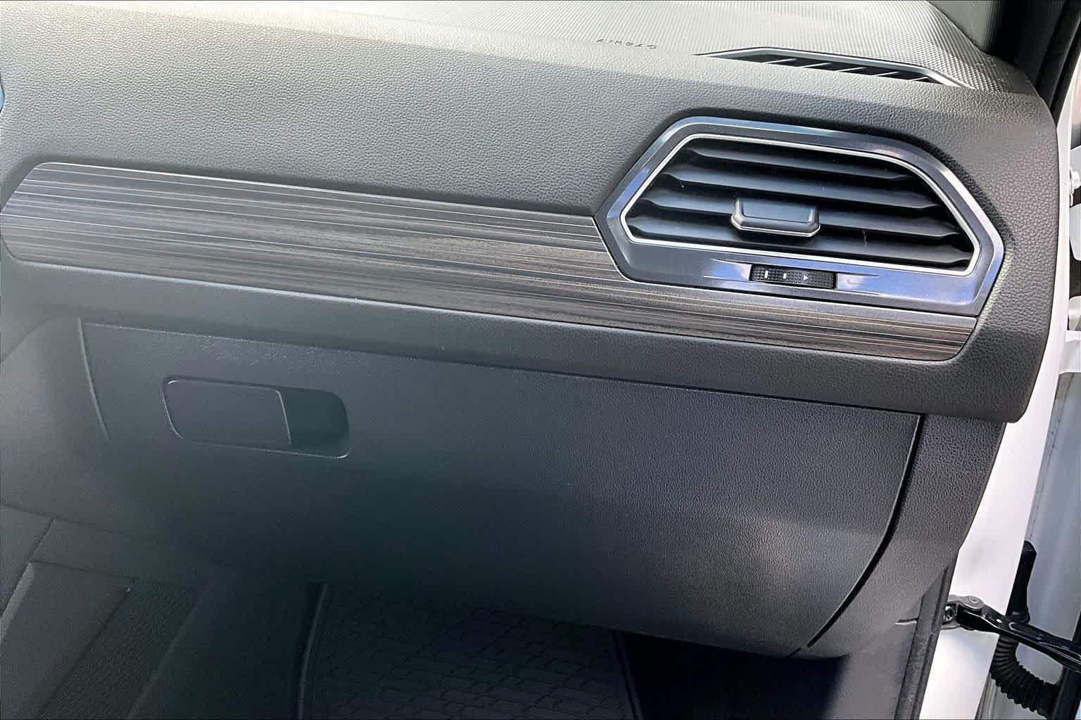 Used 2022 Volkswagen Tiguan SEL R-Line AWD/4WD image 19