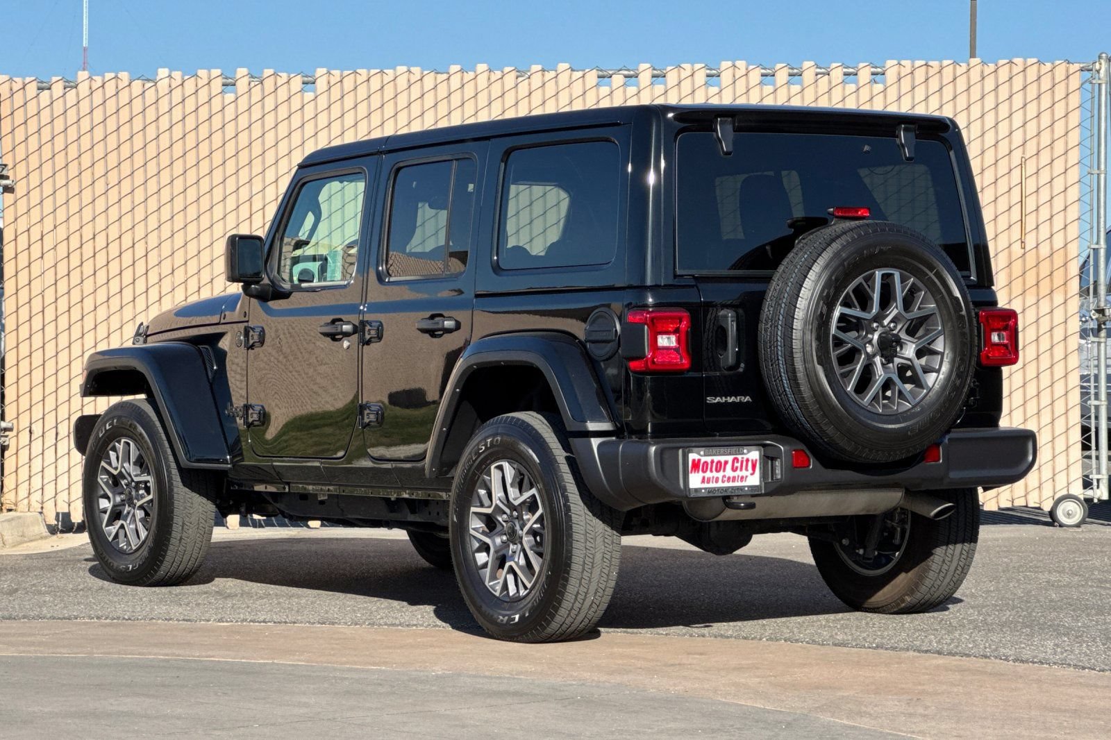 Used 2025 Jeep Wrangler Unlimited Sahara AWD/4WD image 6