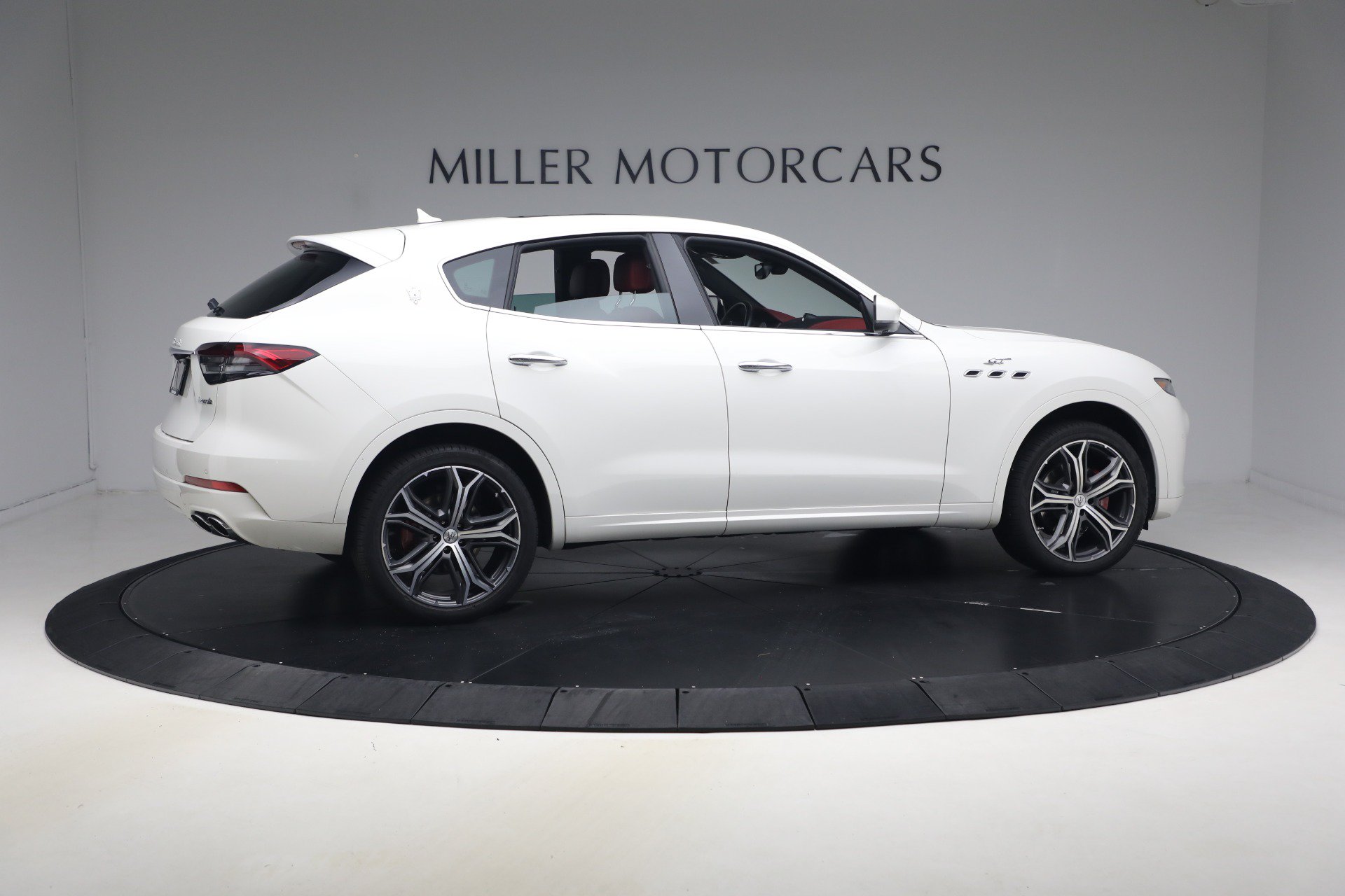 Certified 2023 Maserati Levante GT AWD/4WD image 8
