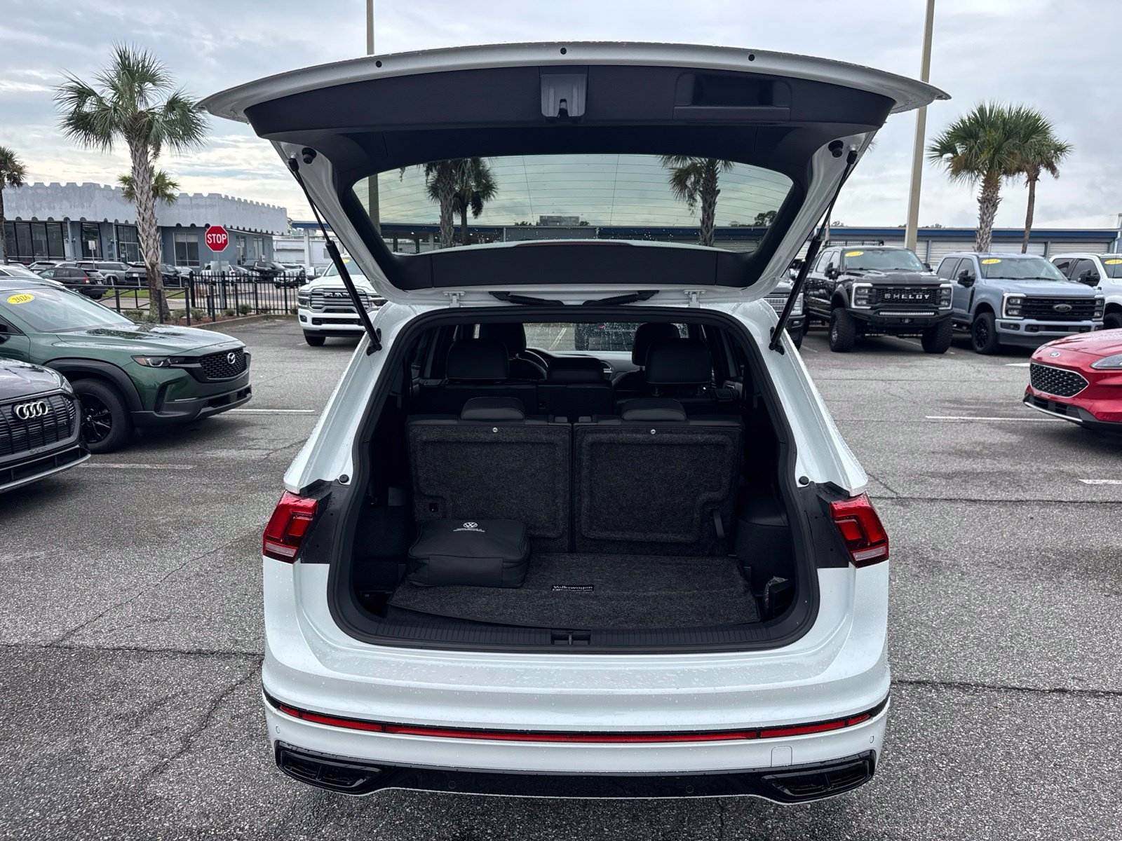 Used 2023 Volkswagen Tiguan SE R-Line FWD image 9