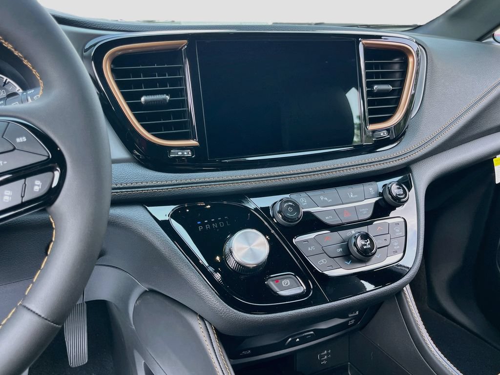 New 2027 Chrysler Pacifica Pinnacle w/ Theater Group FWD image 13