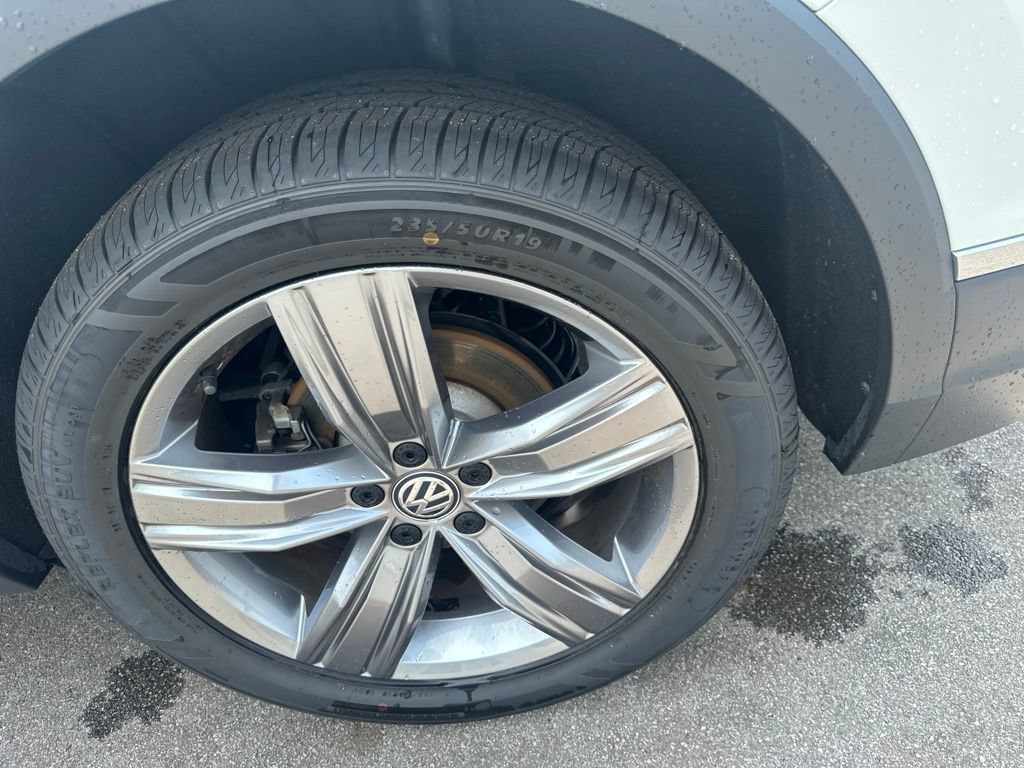 Used 2021 Volkswagen Tiguan SEL AWD/4WD image 33