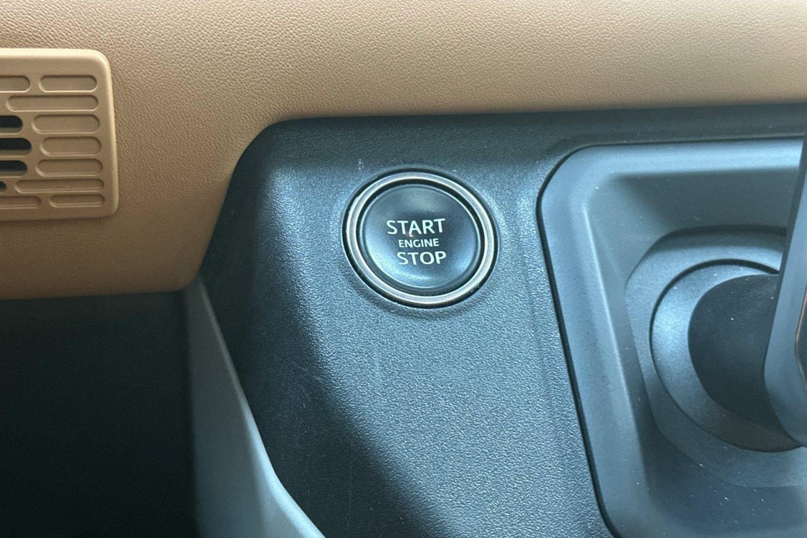 Used 2024 Land Rover Defender 130 X-Dynamic SE AWD/4WD image 17