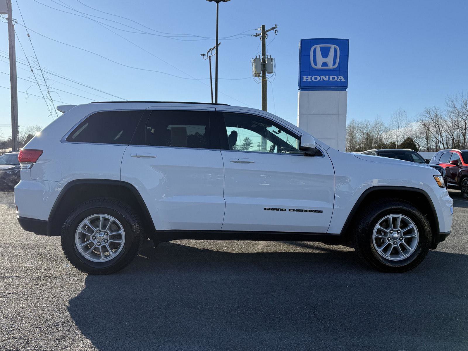 Used 2018 Jeep Grand Cherokee Laredo image 4