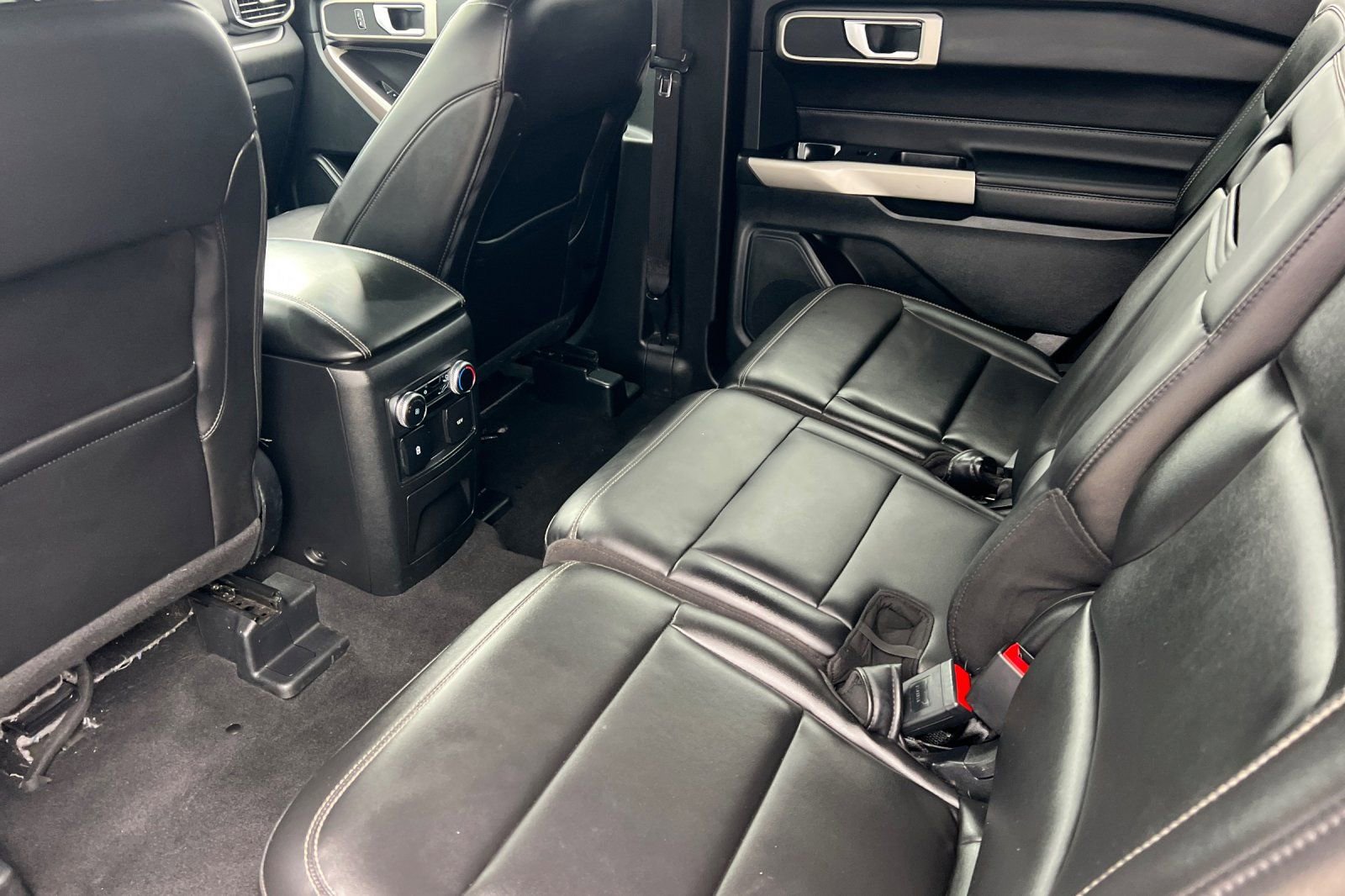 Used 2023 Ford Explorer XLT w/ Equipment Group 202A RWD image 9