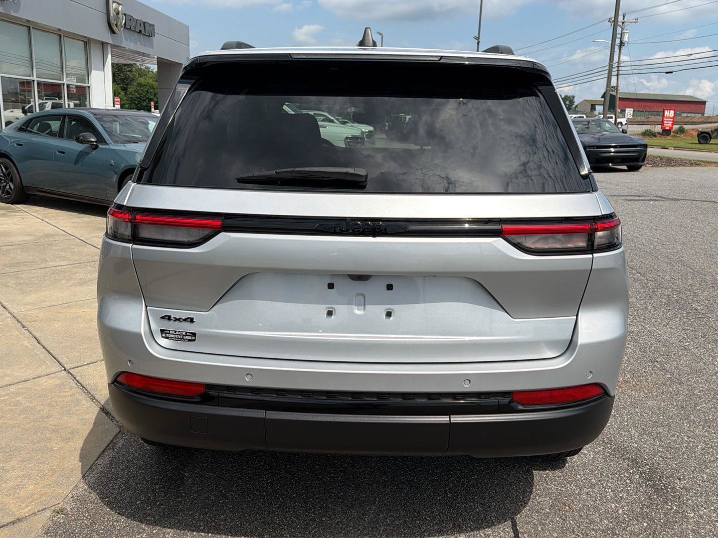 Used 2024 Jeep Grand Cherokee Altitude AWD/4WD image 11