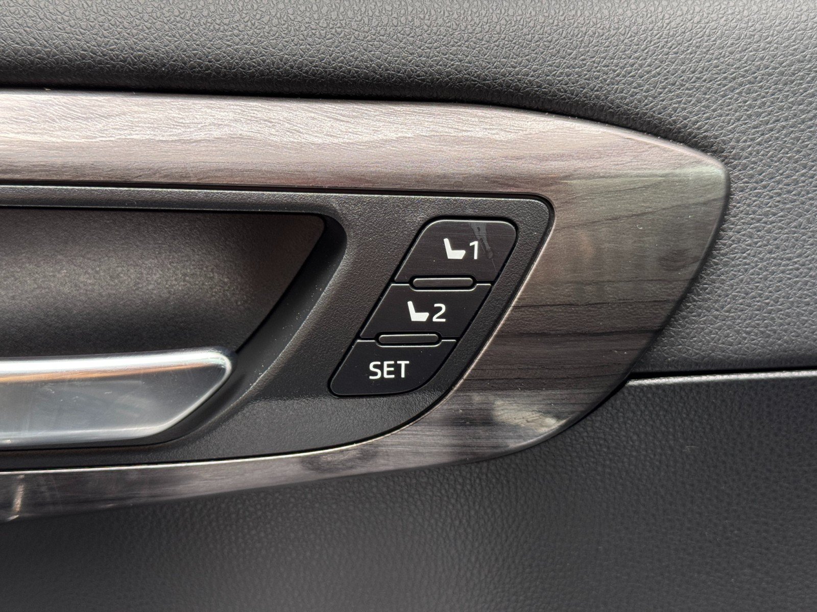 Used 2020 Toyota Highlander Limited FWD image 17