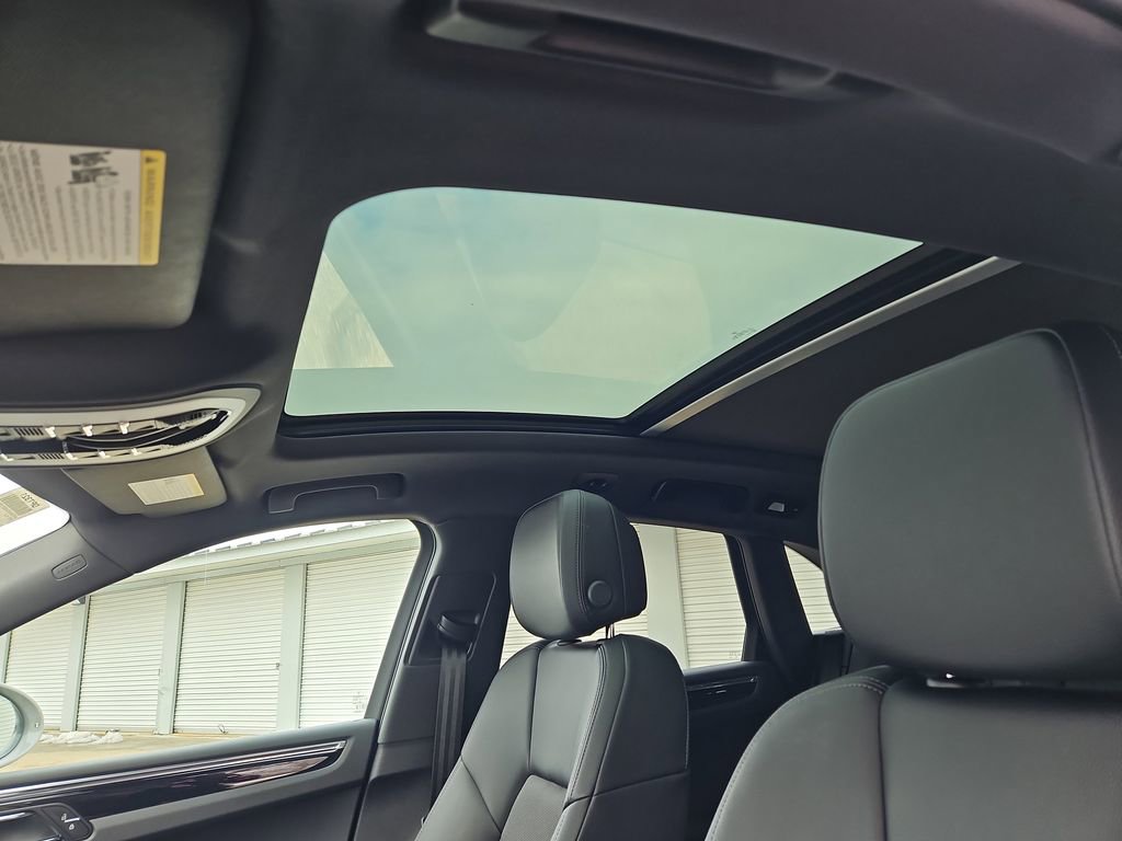 Certified 2025 Porsche Macan image 16