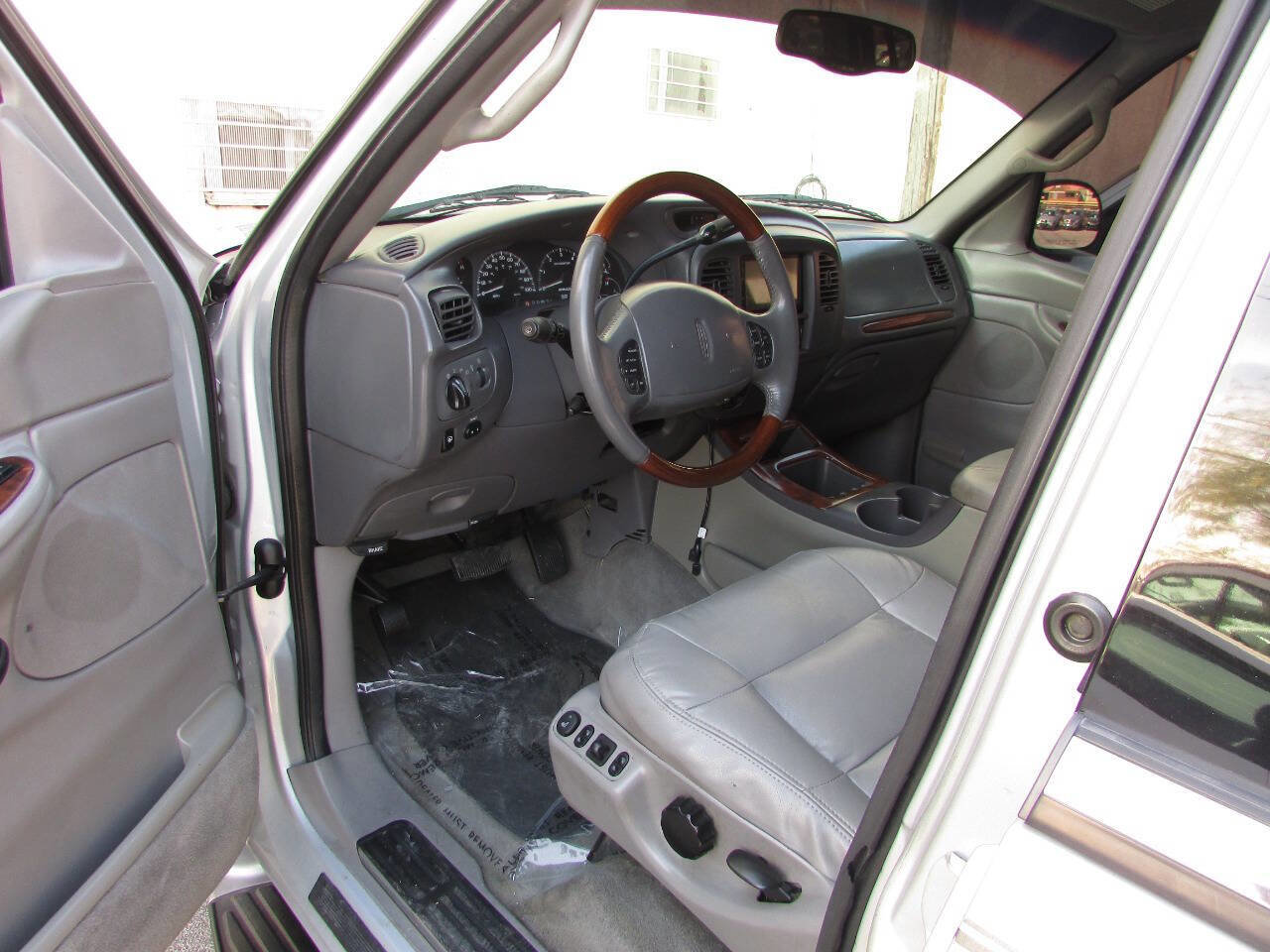 Used 2000 Lincoln Navigator 4WD image 12