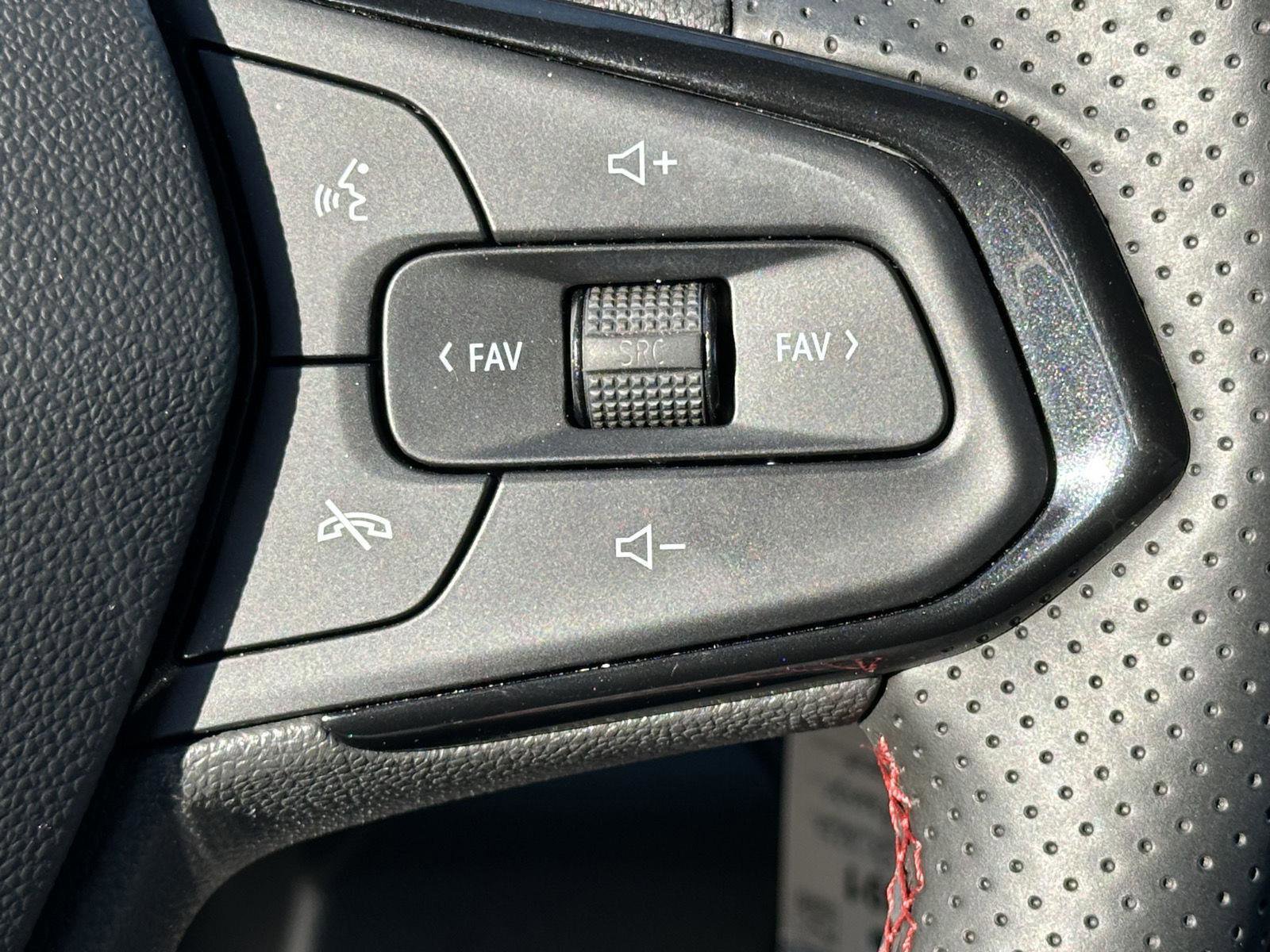 Used 2025 Chevrolet Trax RS w/ Driver Confidence Package image 11