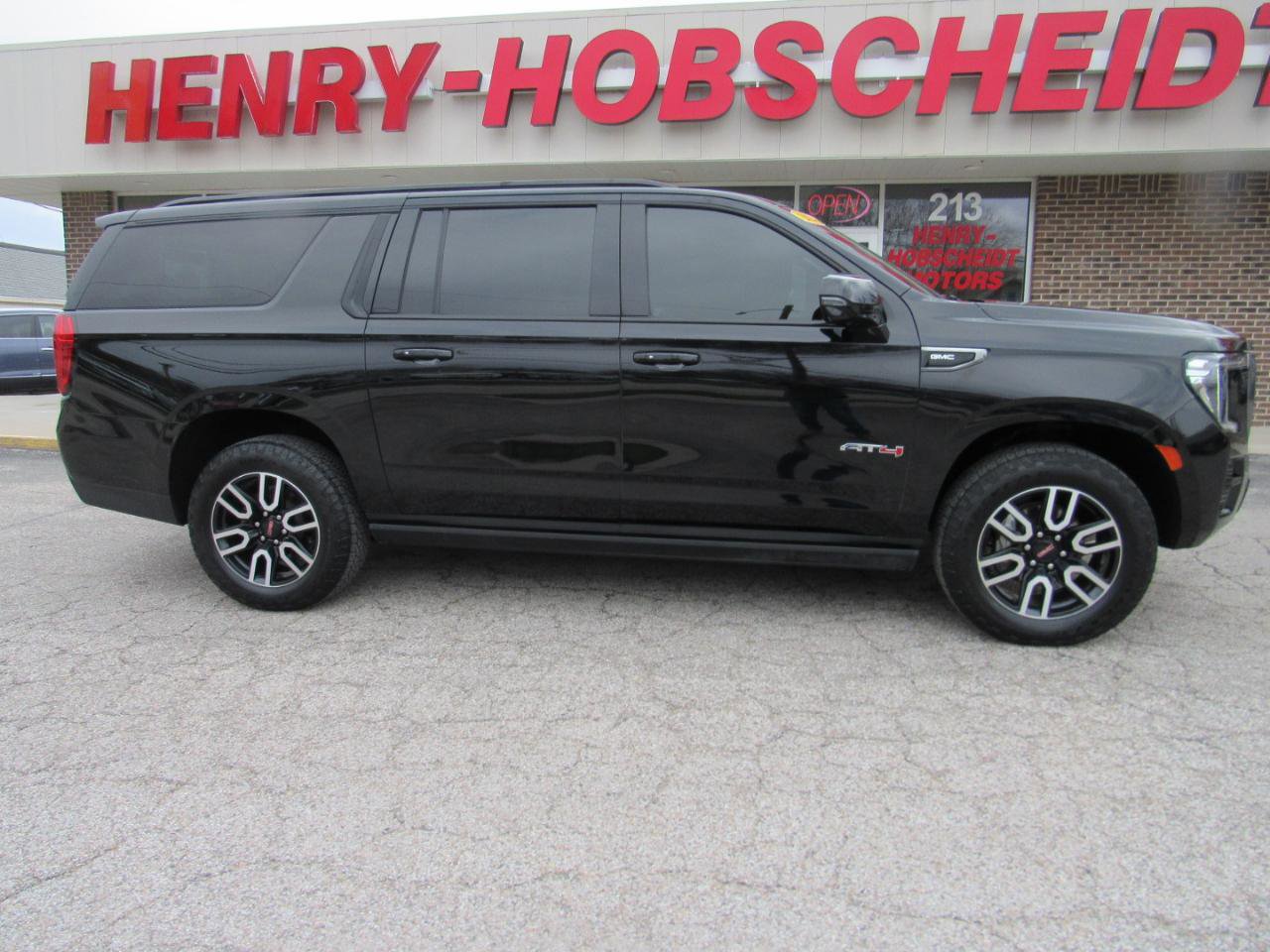 Used 2021 GMC Yukon XL AT4 w/ AT4 Premium Package image 9