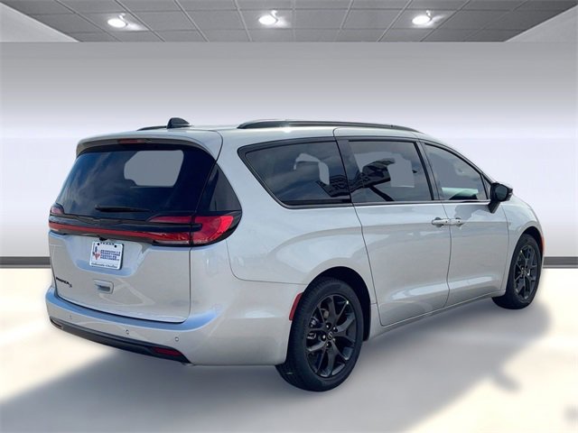 New 2026 Chrysler Pacifica Select image 8