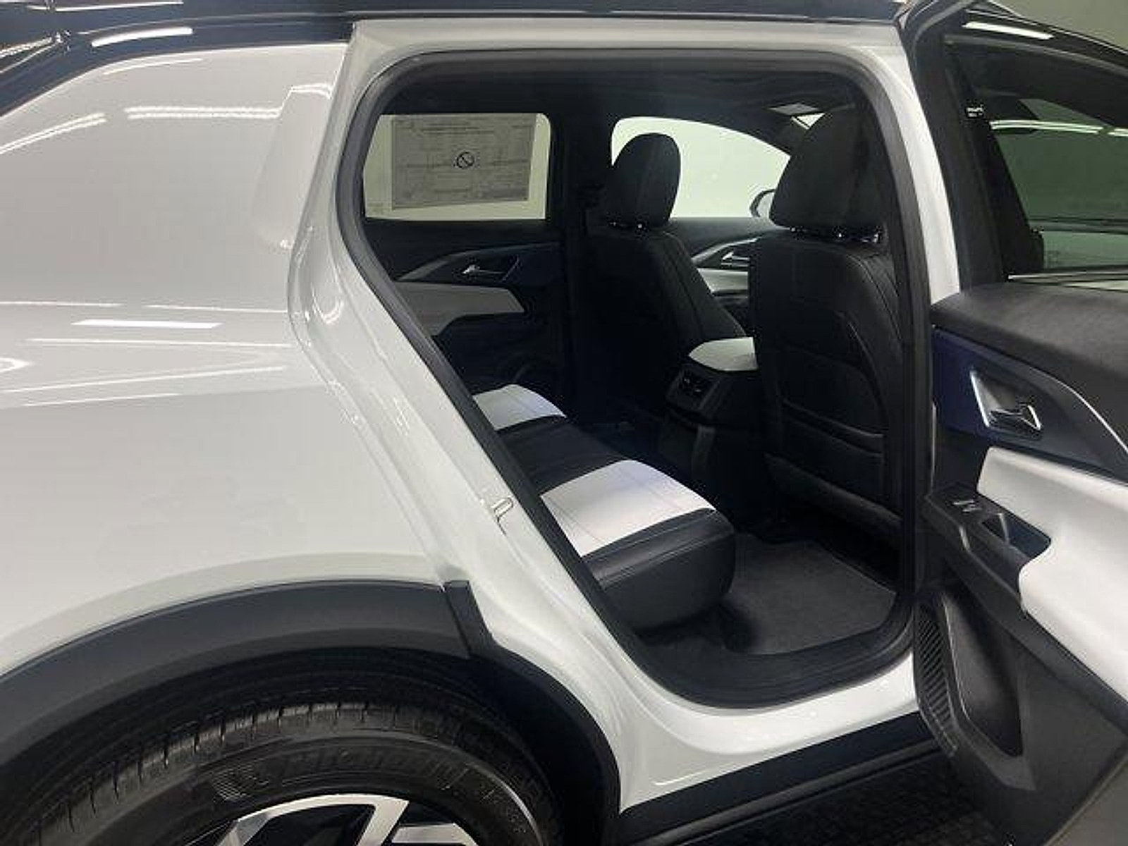 New 2026 Chevrolet Equinox EV LT AWD/4WD image 15