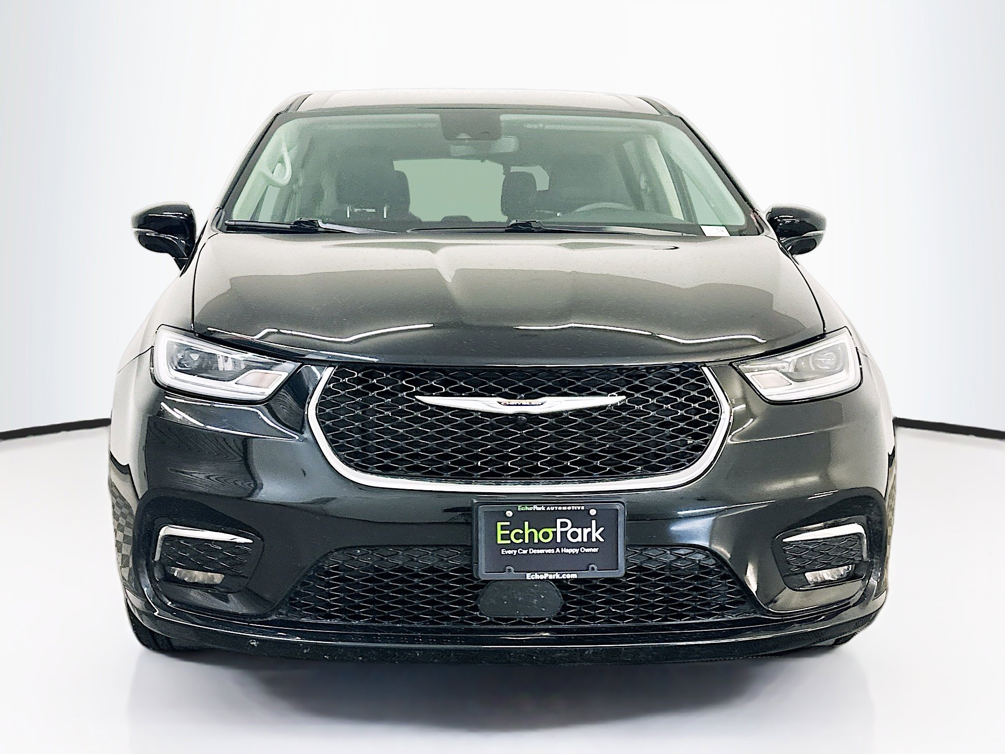 Used 2024 Chrysler Pacifica Touring-L FWD image 2