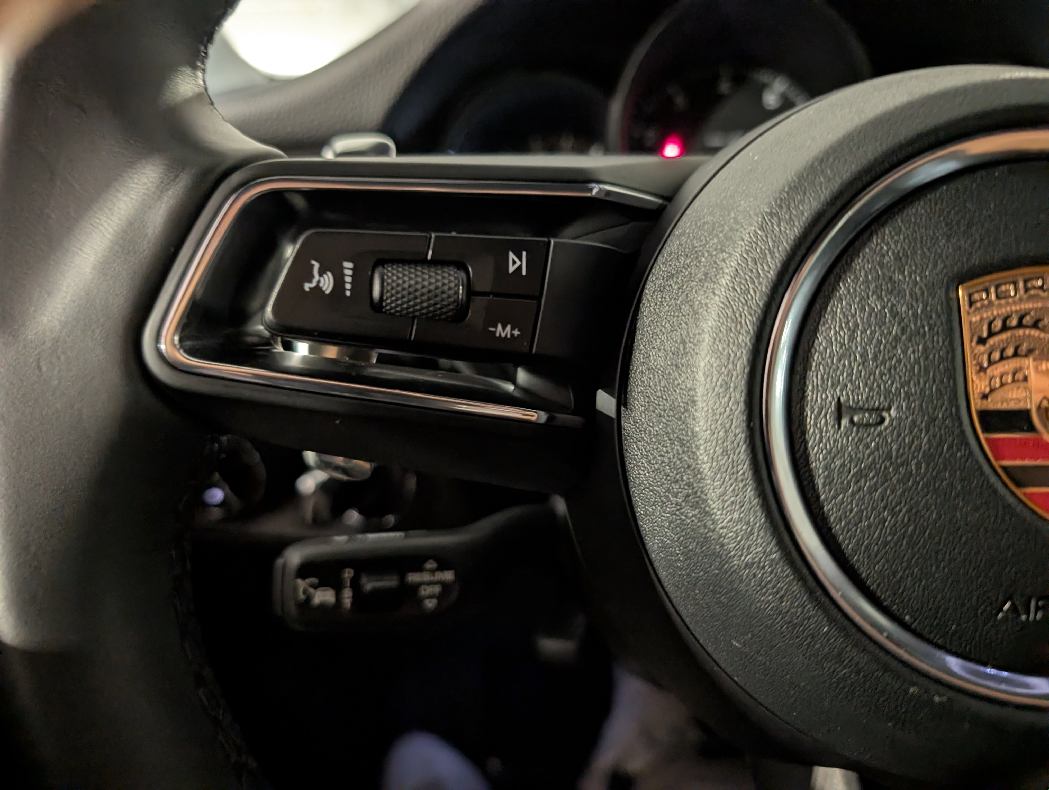 Certified 2025 Porsche Macan image 30