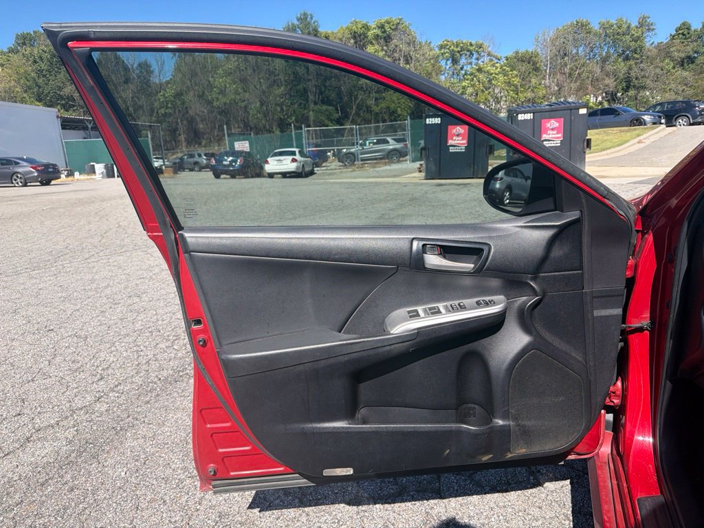 Used 2014 Toyota Camry SE FWD image 18