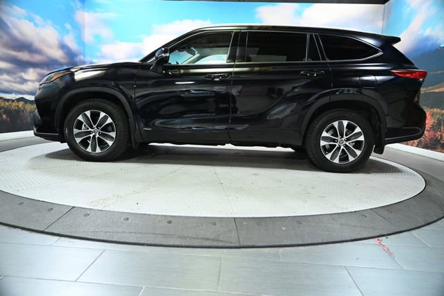 Used 2022 Toyota Highlander XLE AWD/4WD image 5