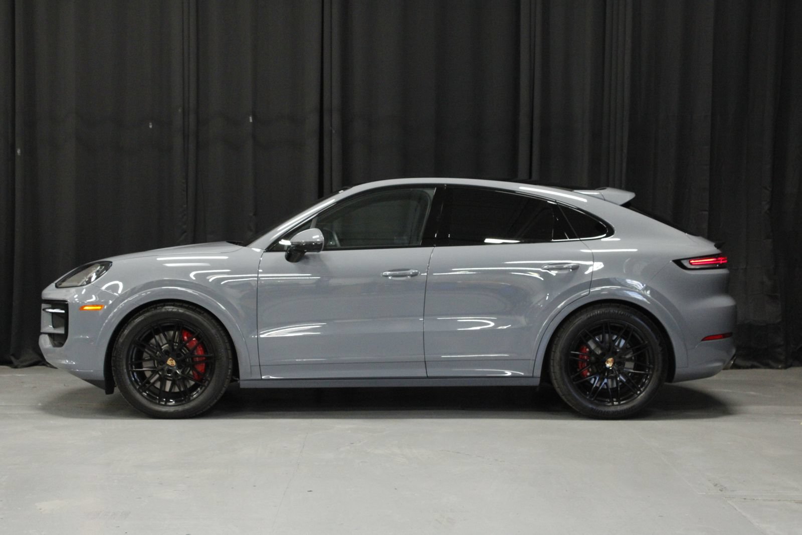 Used 2025 Porsche Cayenne GTS AWD/4WD image 2