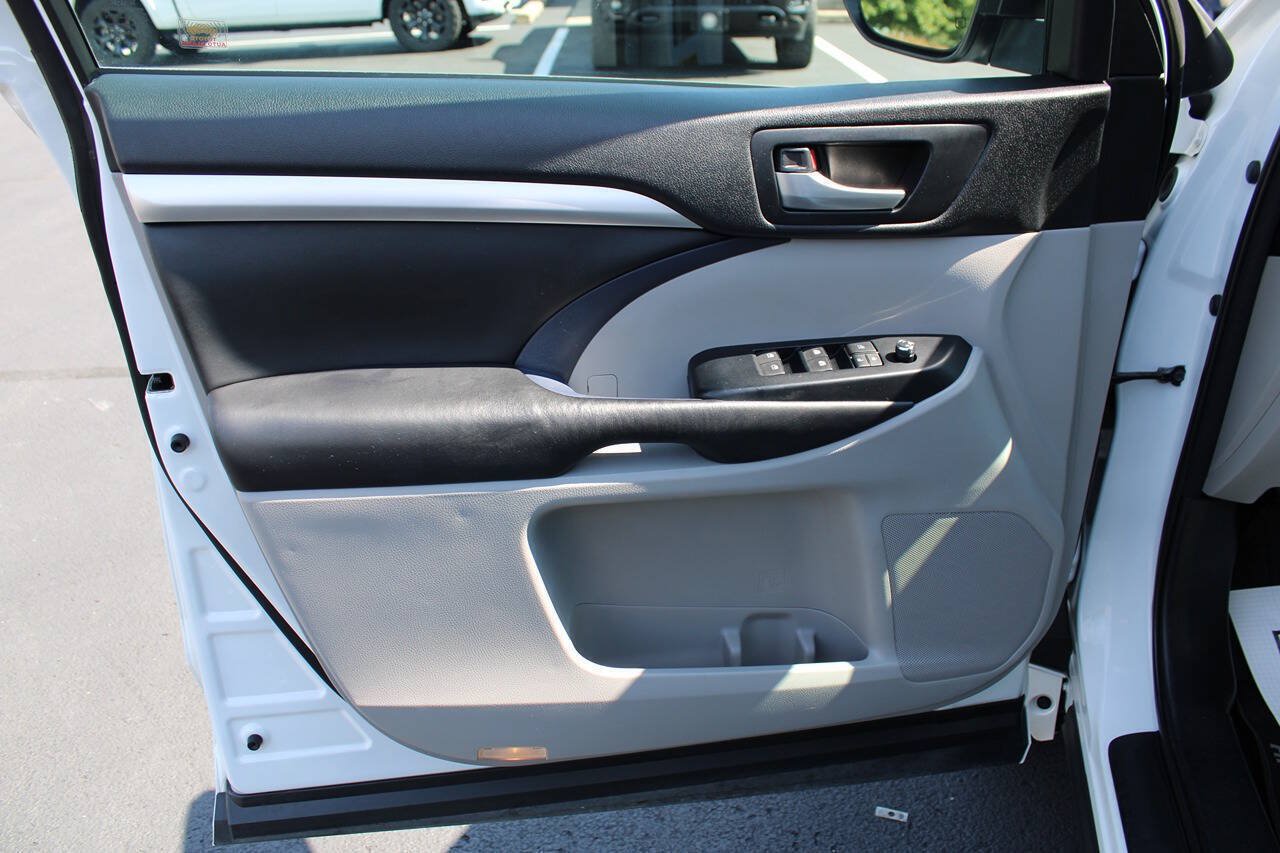 Used 2018 Toyota Highlander XLE AWD/4WD image 16
