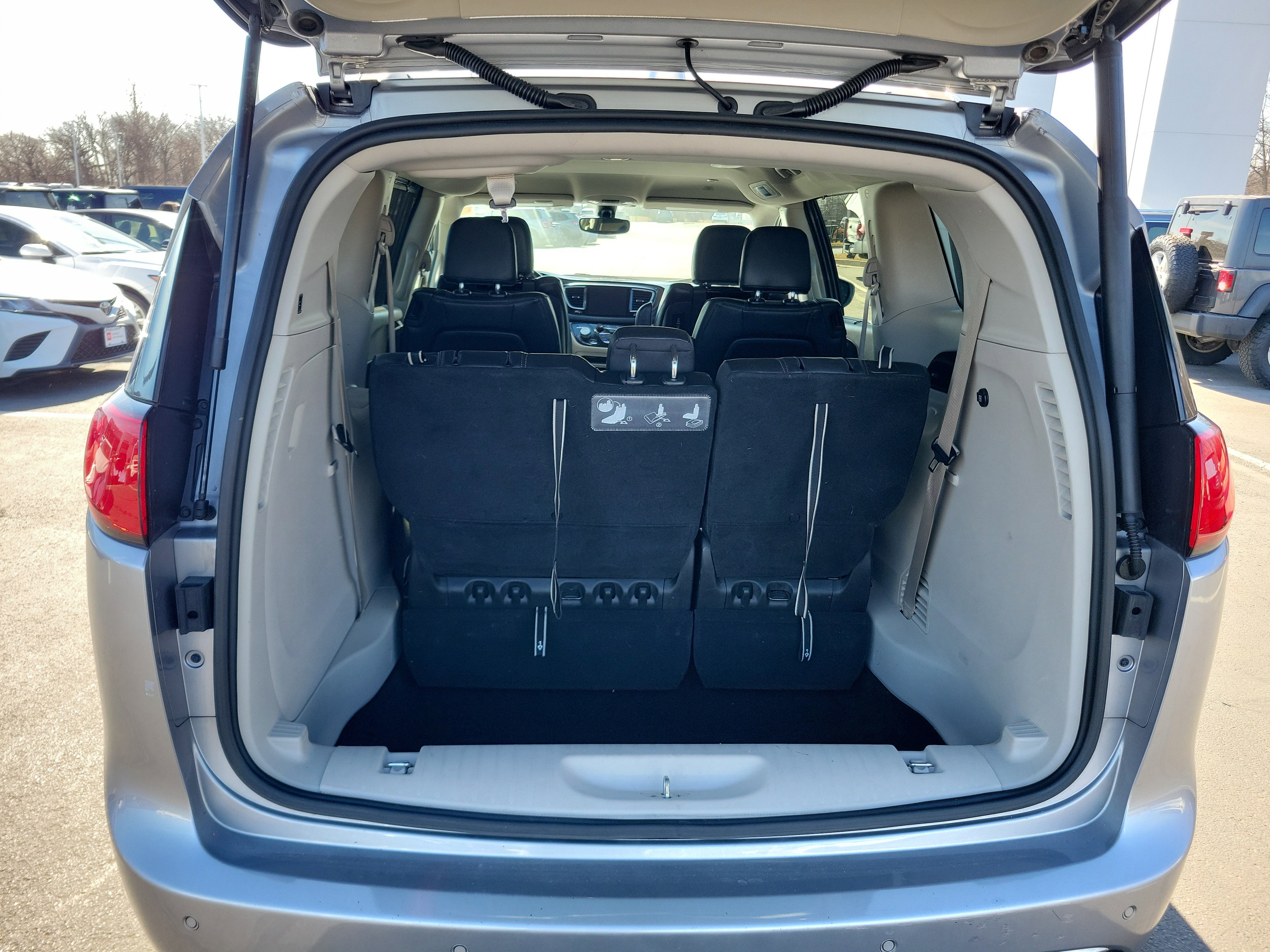 Used 2019 Chrysler Pacifica Touring-L Plus w/ Tire & Wheel Group image 8