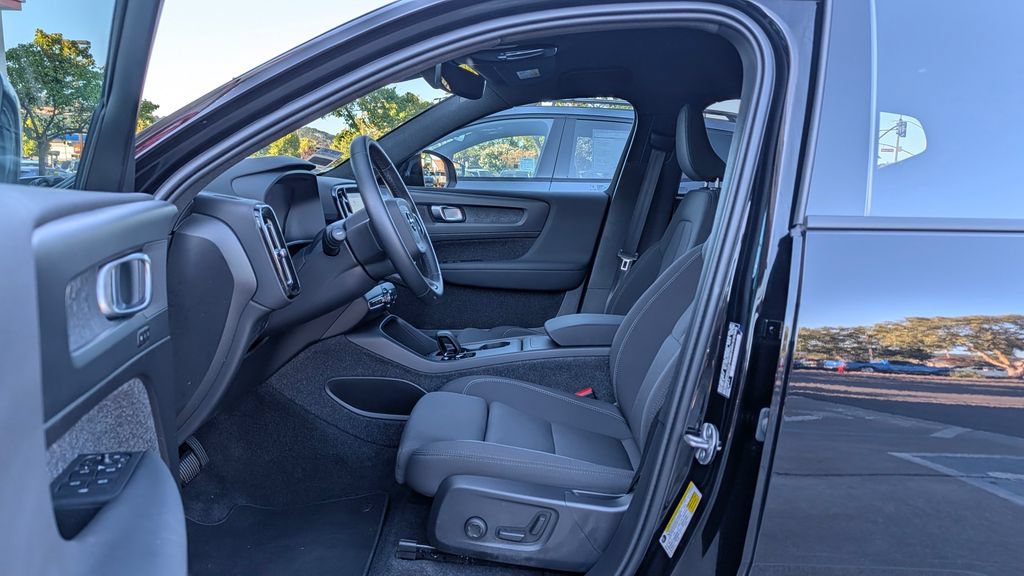 Used 2025 Volvo EX40 Core w/ Climate Package AWD/4WD image 5