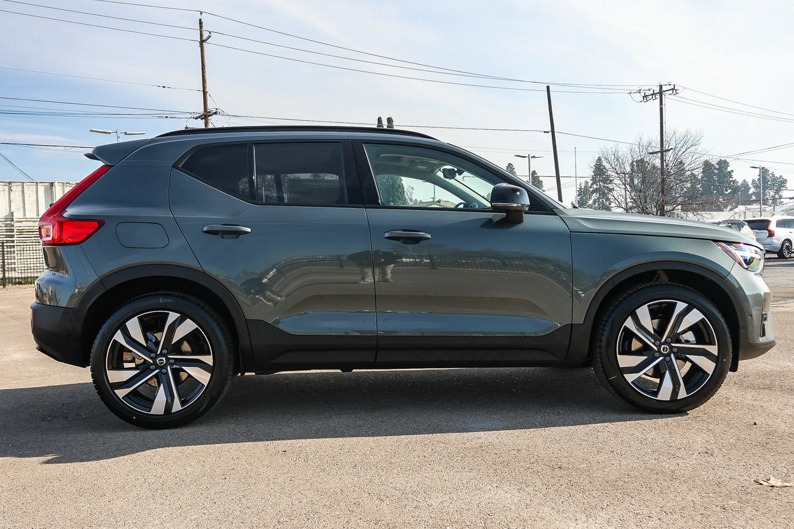 Used 2026 Volvo XC40 B4 Plus w/ Climate Package FWD image 4
