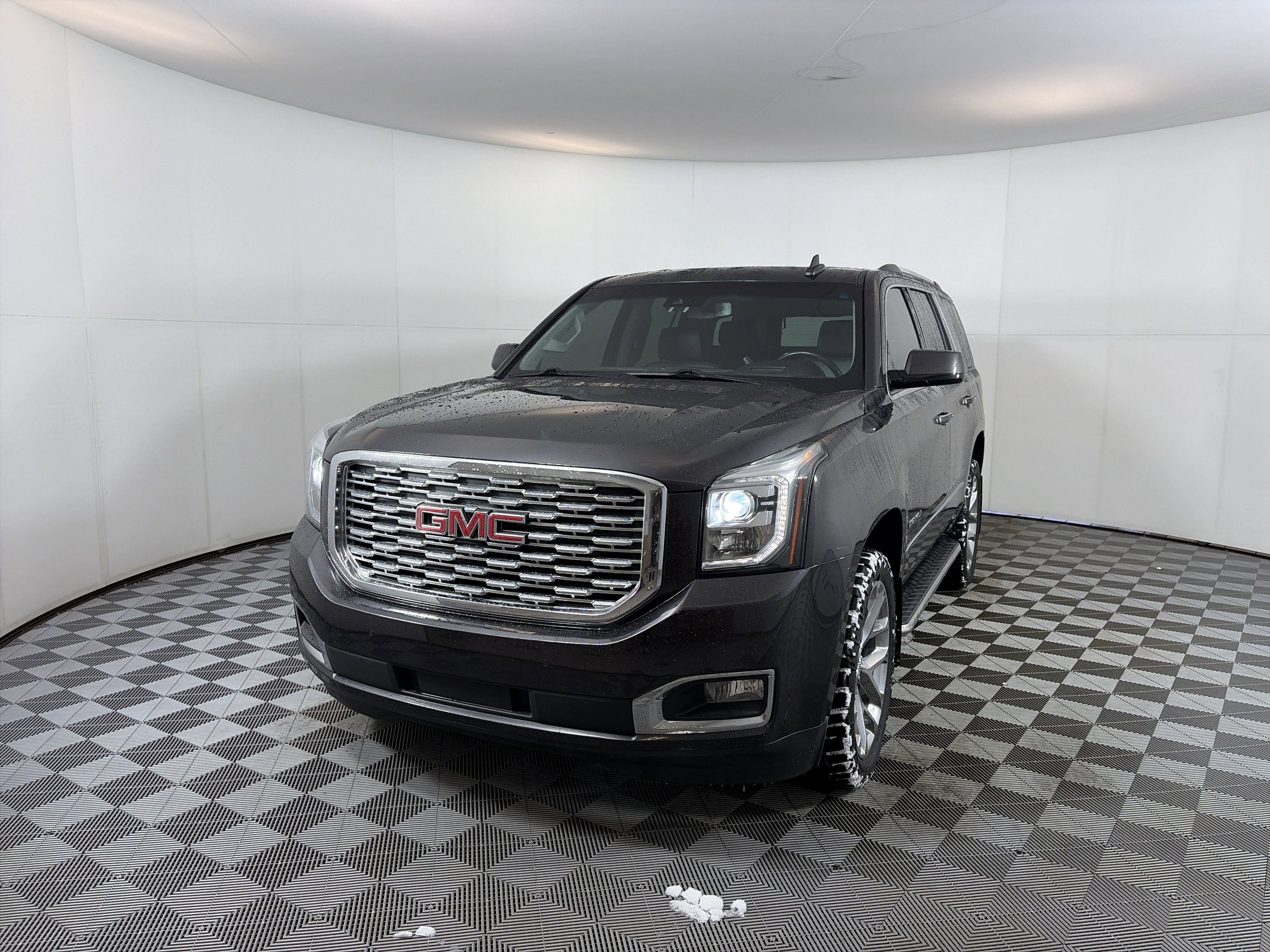 Used 2018 GMC Yukon Denali image 2