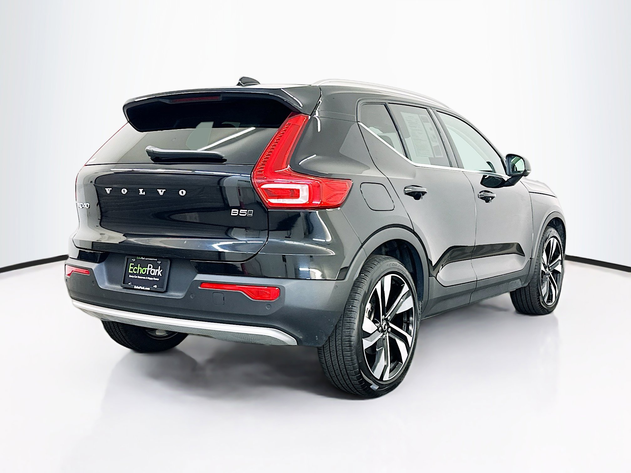 Used 2025 Volvo XC40 B5 Plus image 9