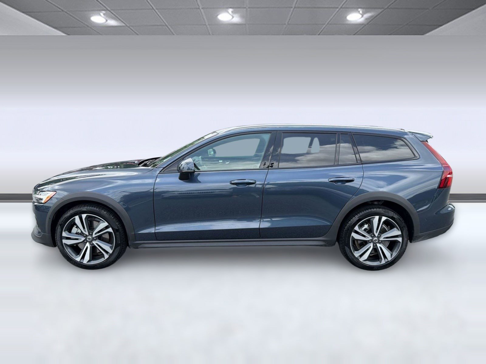 Certified 2025 Volvo V60 B5 Cross Country Plus AWD/4WD image 2