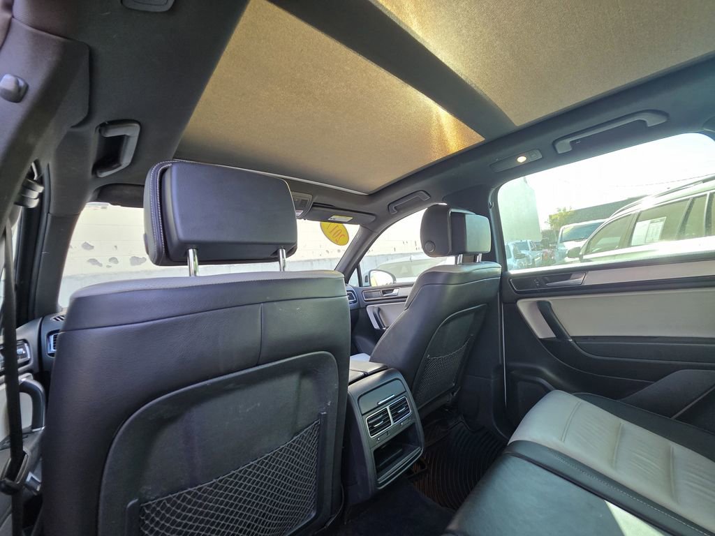 Used 2017 Volkswagen Touareg Wolfsburg Edition image 11