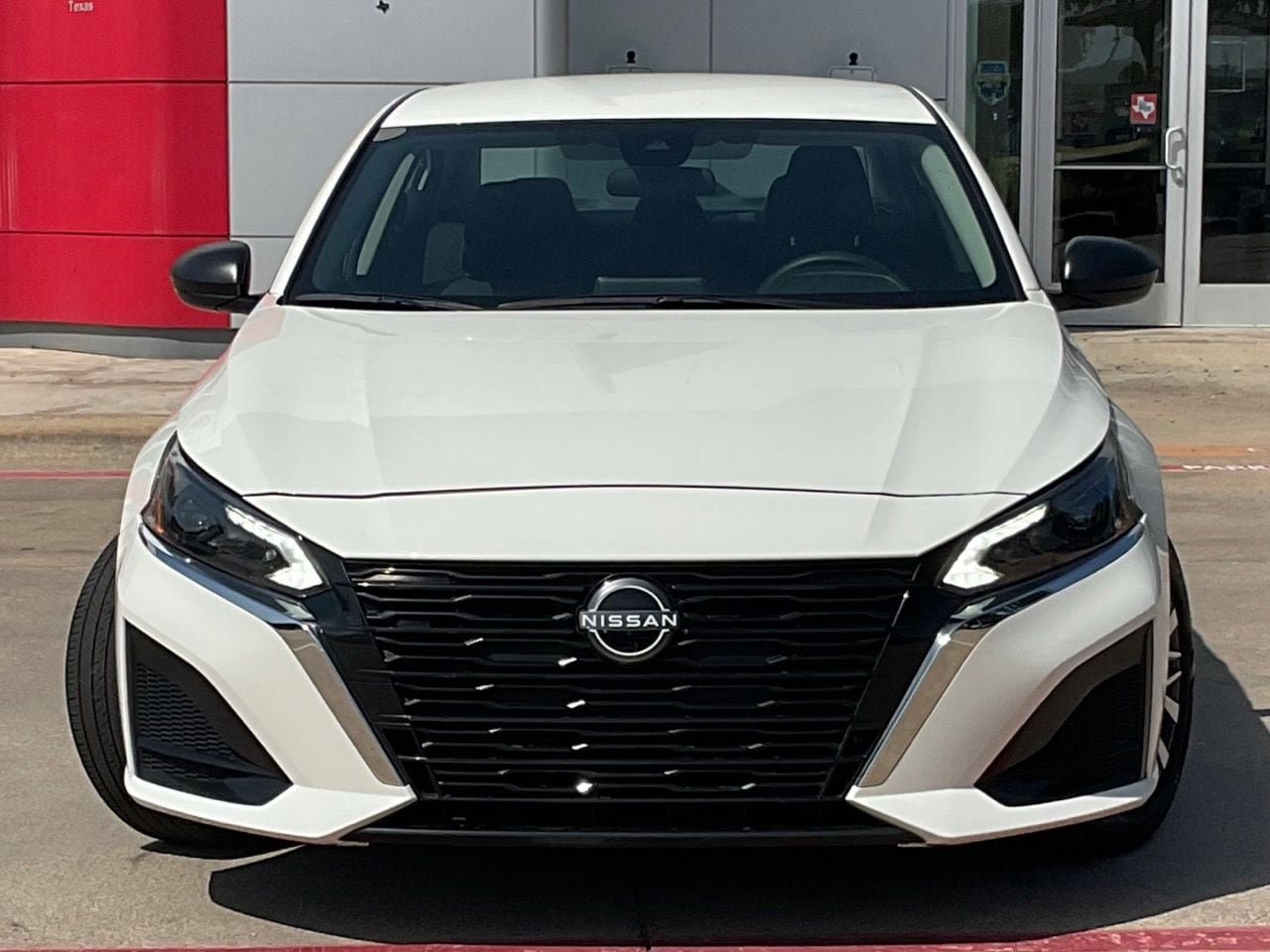 Used 2025 Nissan Altima 2.5 SV FWD image 2