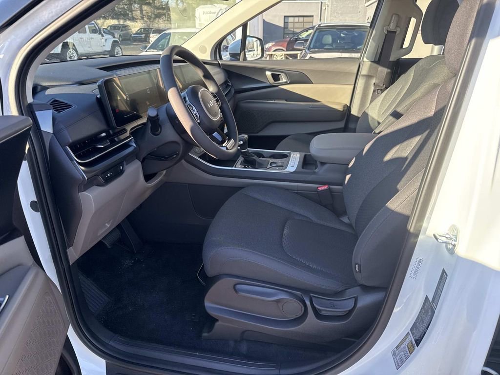 New 2026 Kia Carnival LX image 8