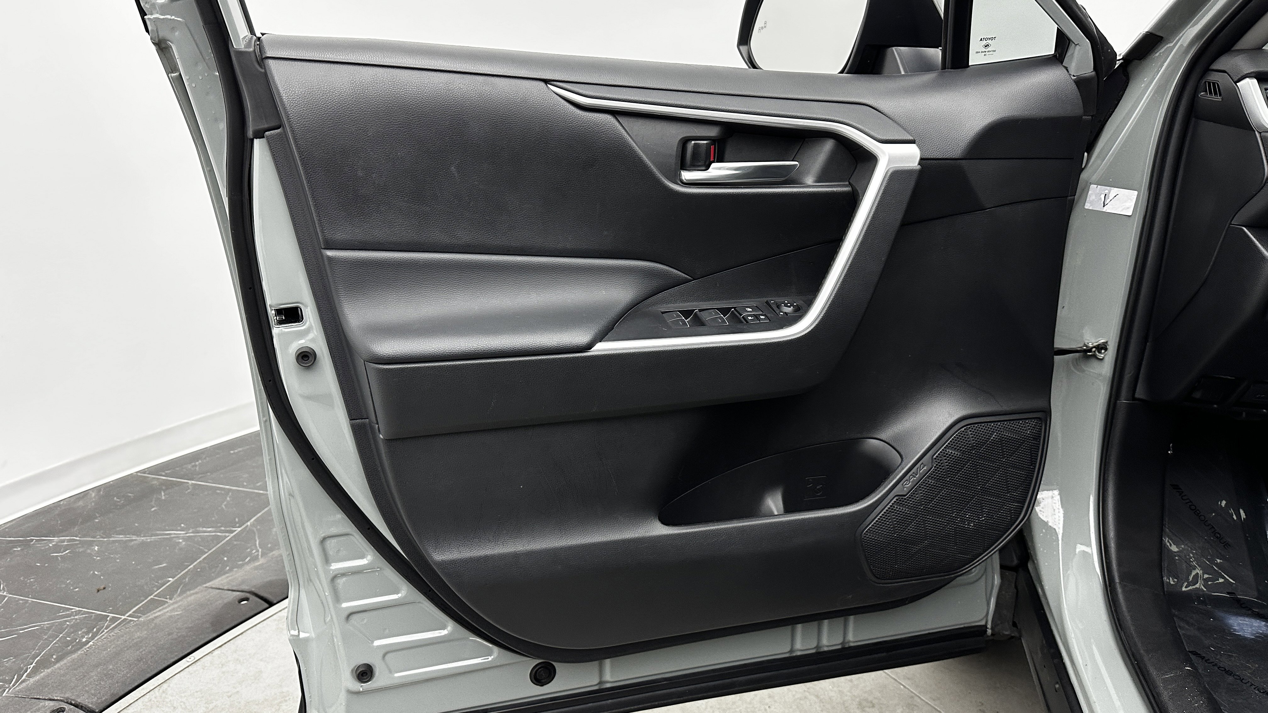 Used 2022 Toyota RAV4 XLE Premium image 11