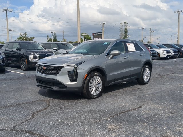 Used 2024 Cadillac XT4 Luxury w/ Cold Weather Package FWD image 2