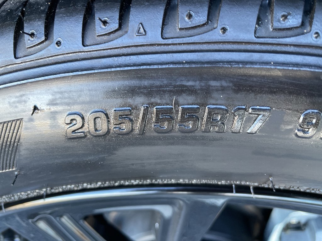 Certified 2024 Nissan Kicks SR FWD image 26