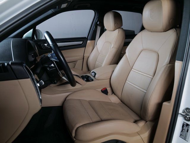 Certified 2023 Porsche Cayenne Platinum Edition image 5