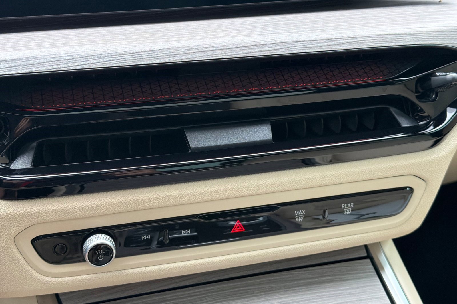 Used 2025 BMW 330i Sedan w/ Convenience Package image 26