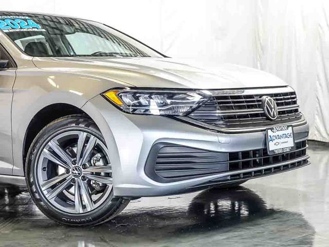 Used 2024 Volkswagen Jetta SE FWD image 3