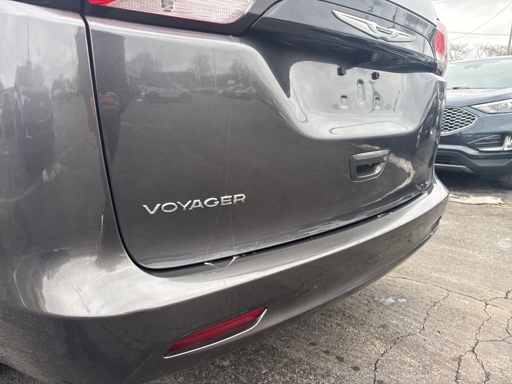 Used 2023 Chrysler Voyager LX FWD image 11