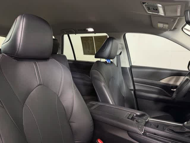 Used 2024 Toyota Grand Highlander AWD image 18